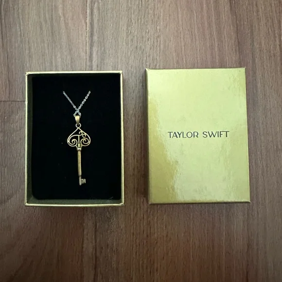 その他 Taylor Swift Fearless Key Necklace NEW Taylor Swift Fearless Vault Key Necklace | eBay